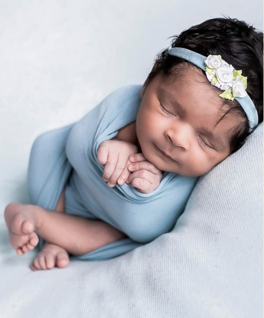 Recém-nascida adormecida em ensaio Newborn Tradicional